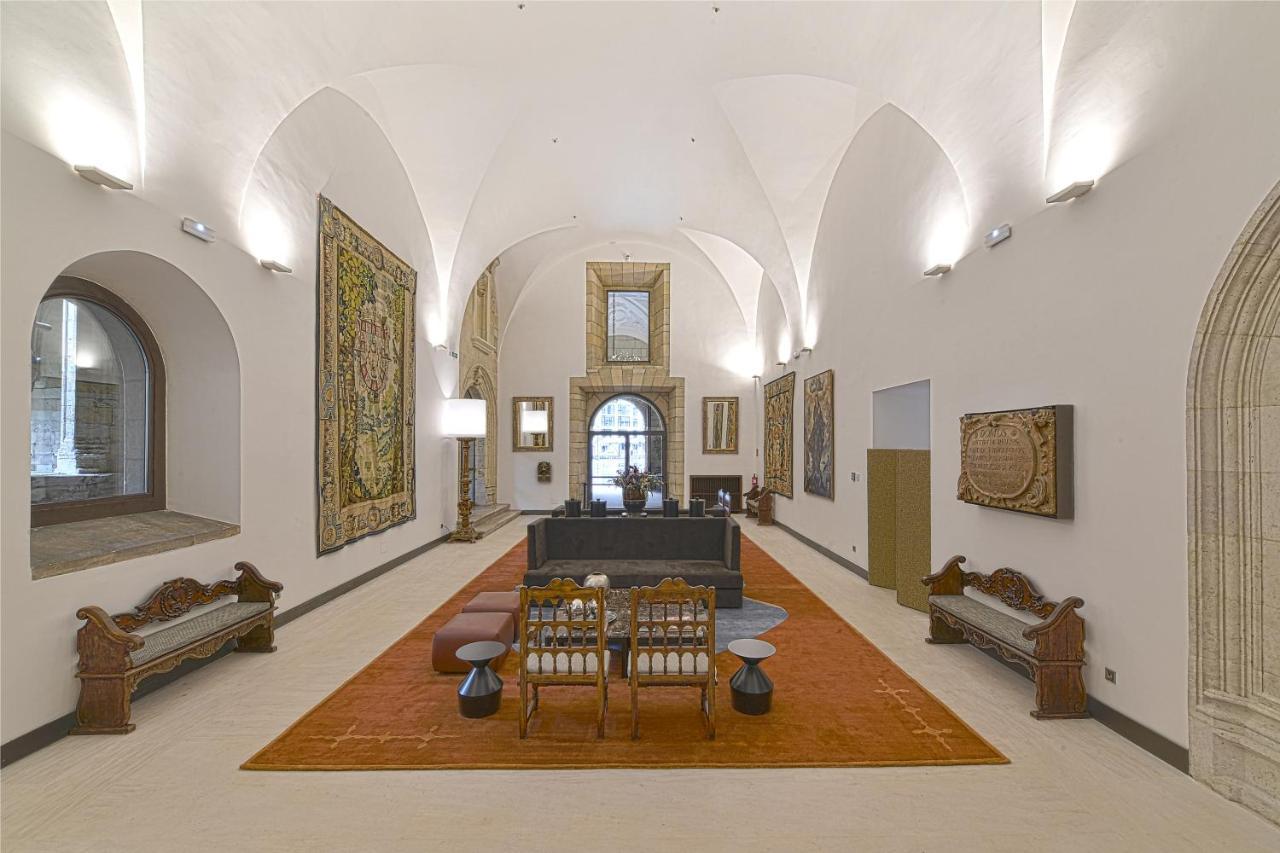 Parador De Turismo De León Exteriör bild The interior of the museum