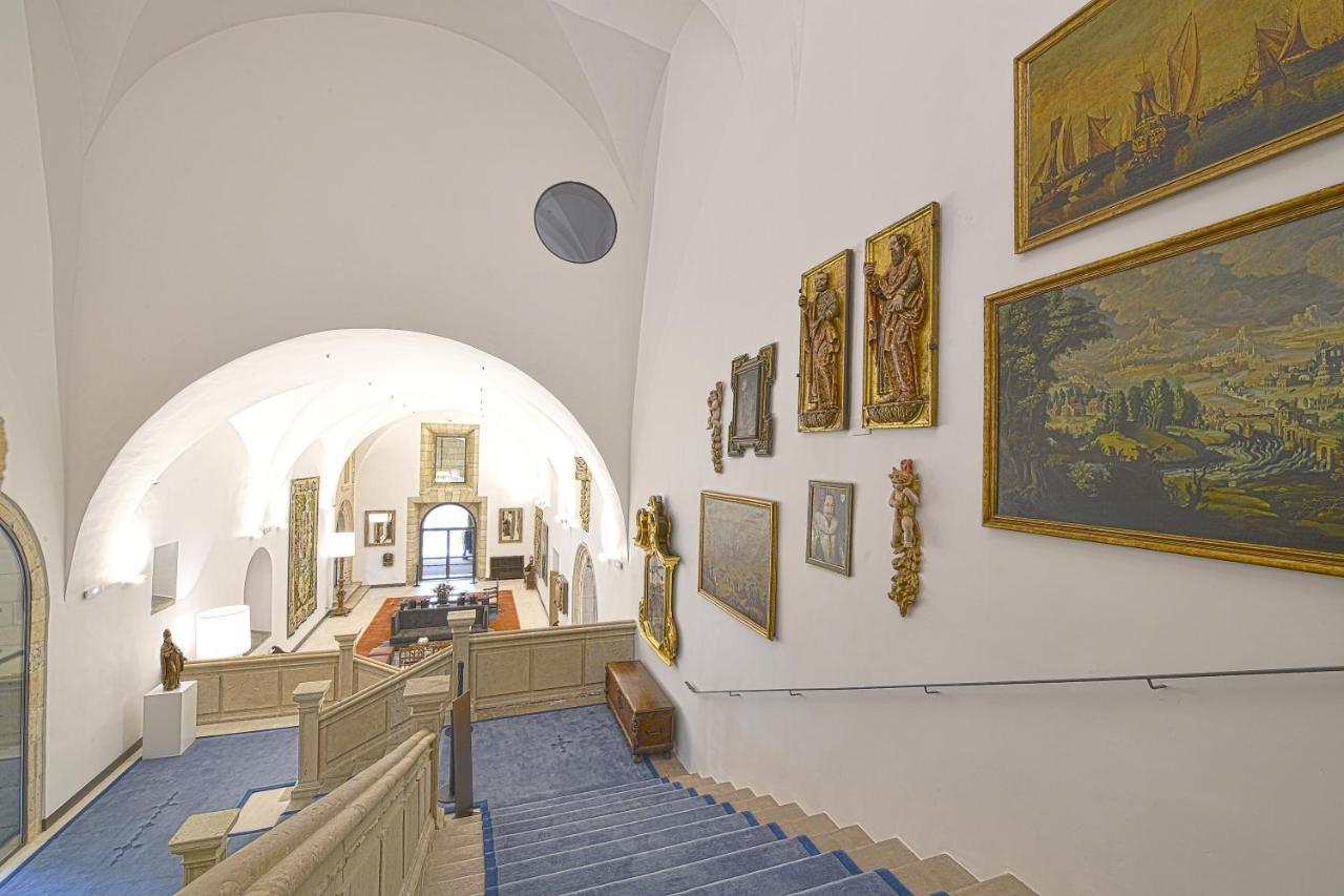 Parador De Turismo De León Exteriör bild The staircase