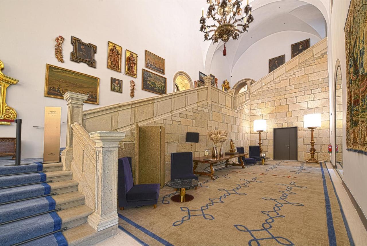 Parador De Turismo De León Exteriör bild The interior of the hotel