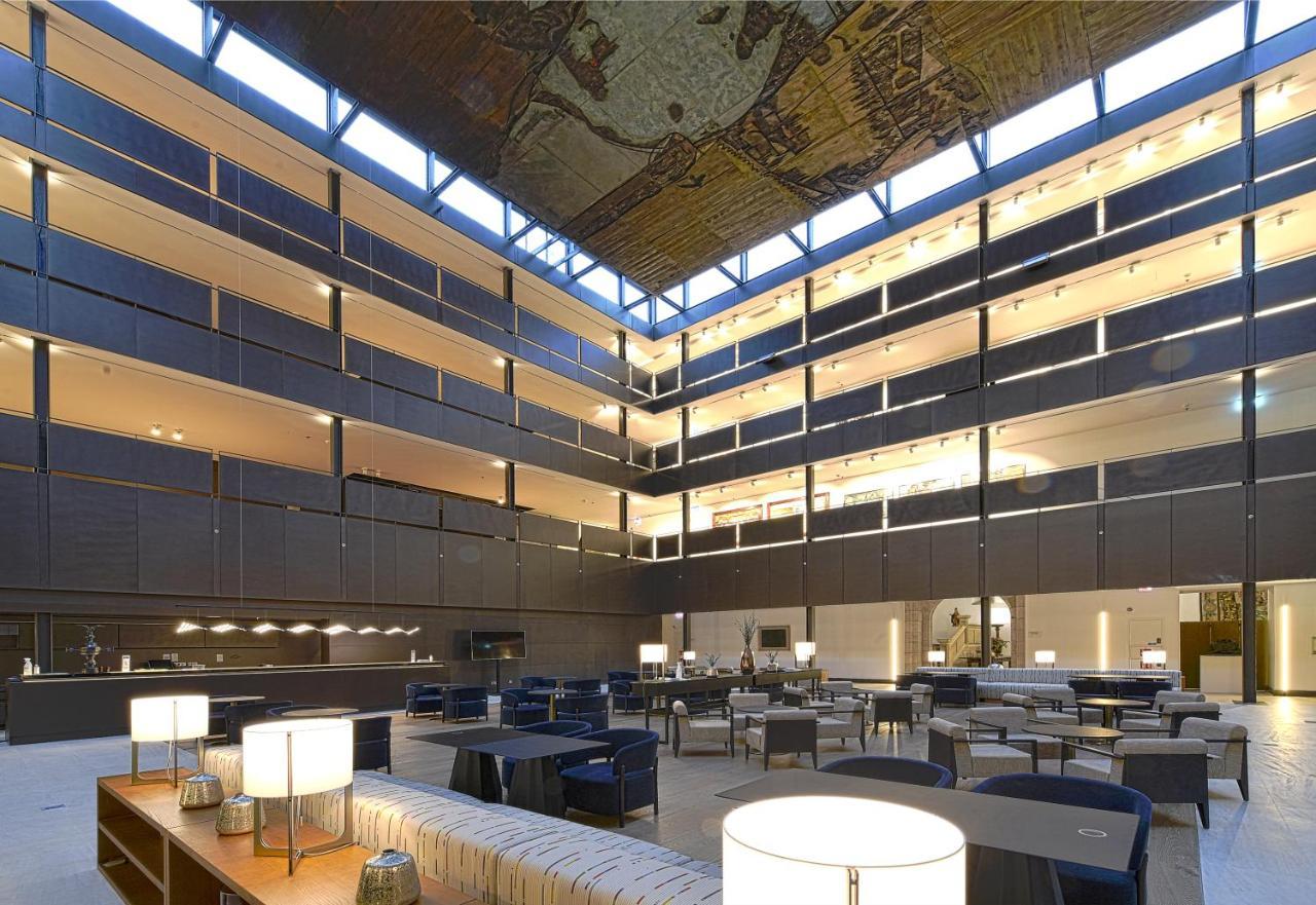 Parador De Turismo De León Exteriör bild The interior of the hotel